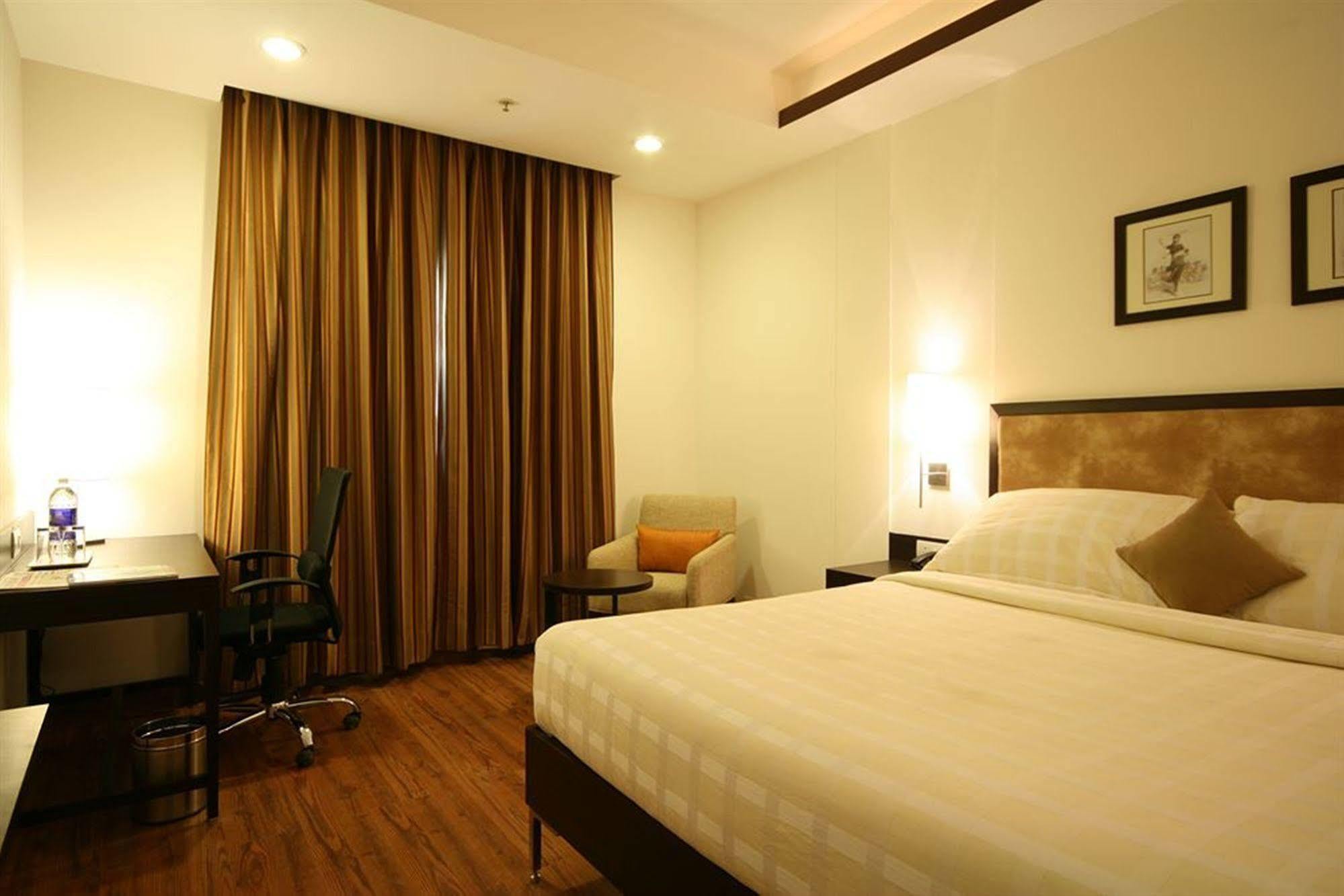 Four Points By Sheraton Vadodara Exterior foto